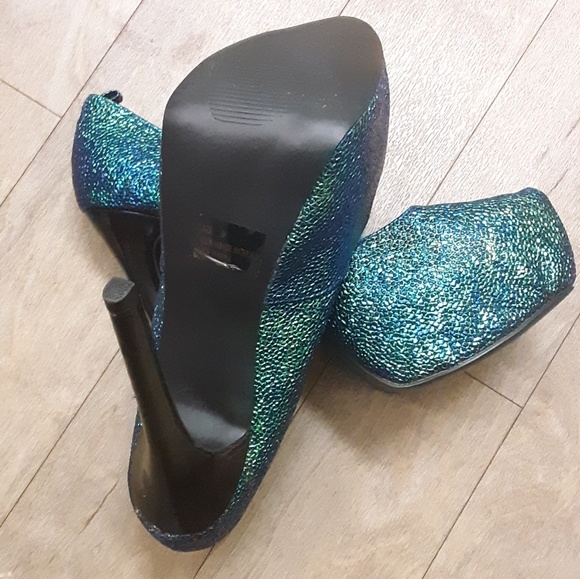 Heels - Picture 2 of 3